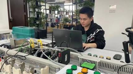 連摘三金！長寧代表隊在上海市第一屆職業(yè)技能大賽網絡技術開發(fā)項目中表現(xiàn)搶眼